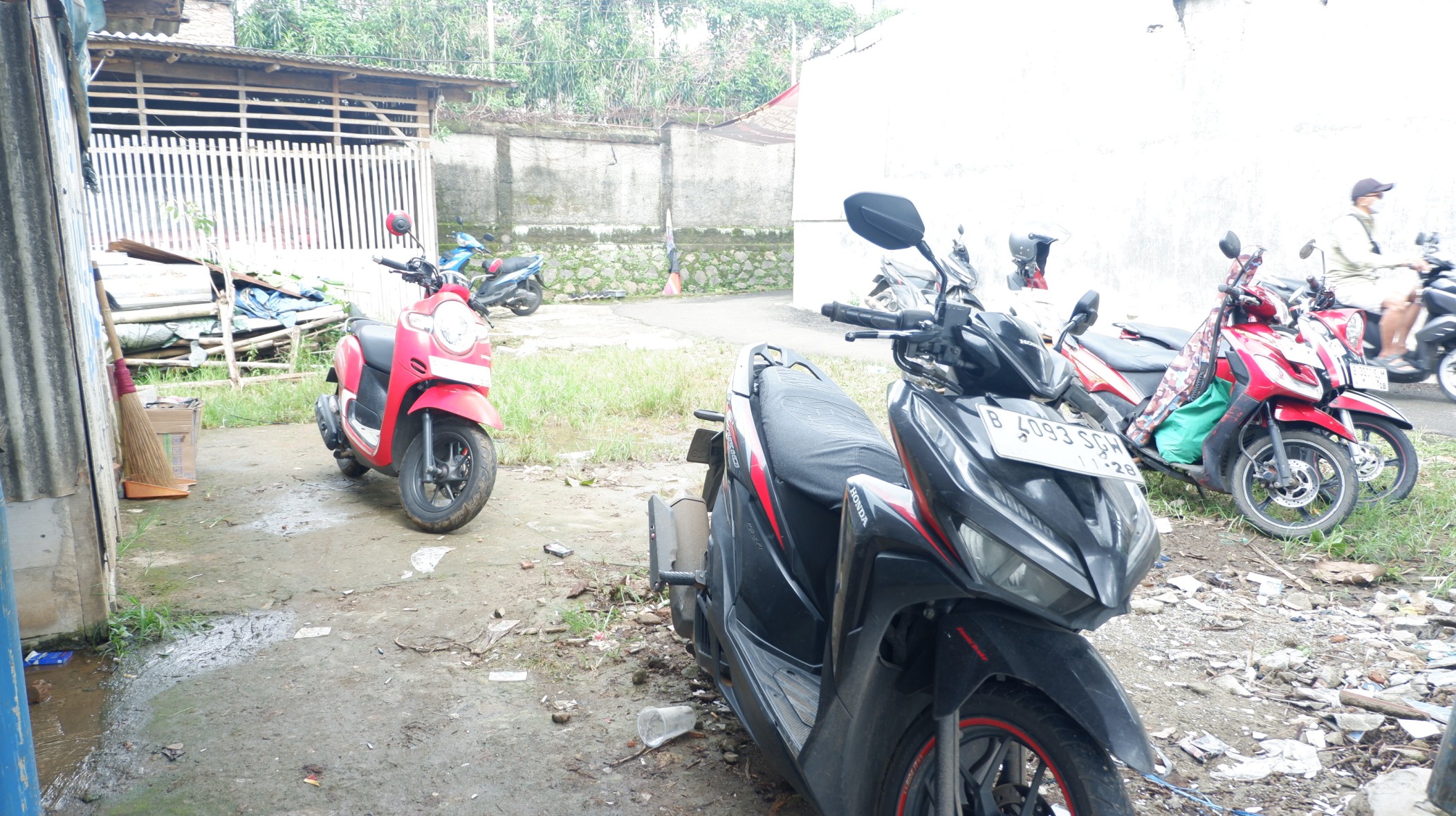 Area parkir Pemancingan H Khayar