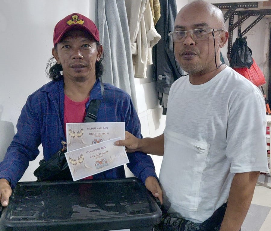 Kedi menerima bingkisan