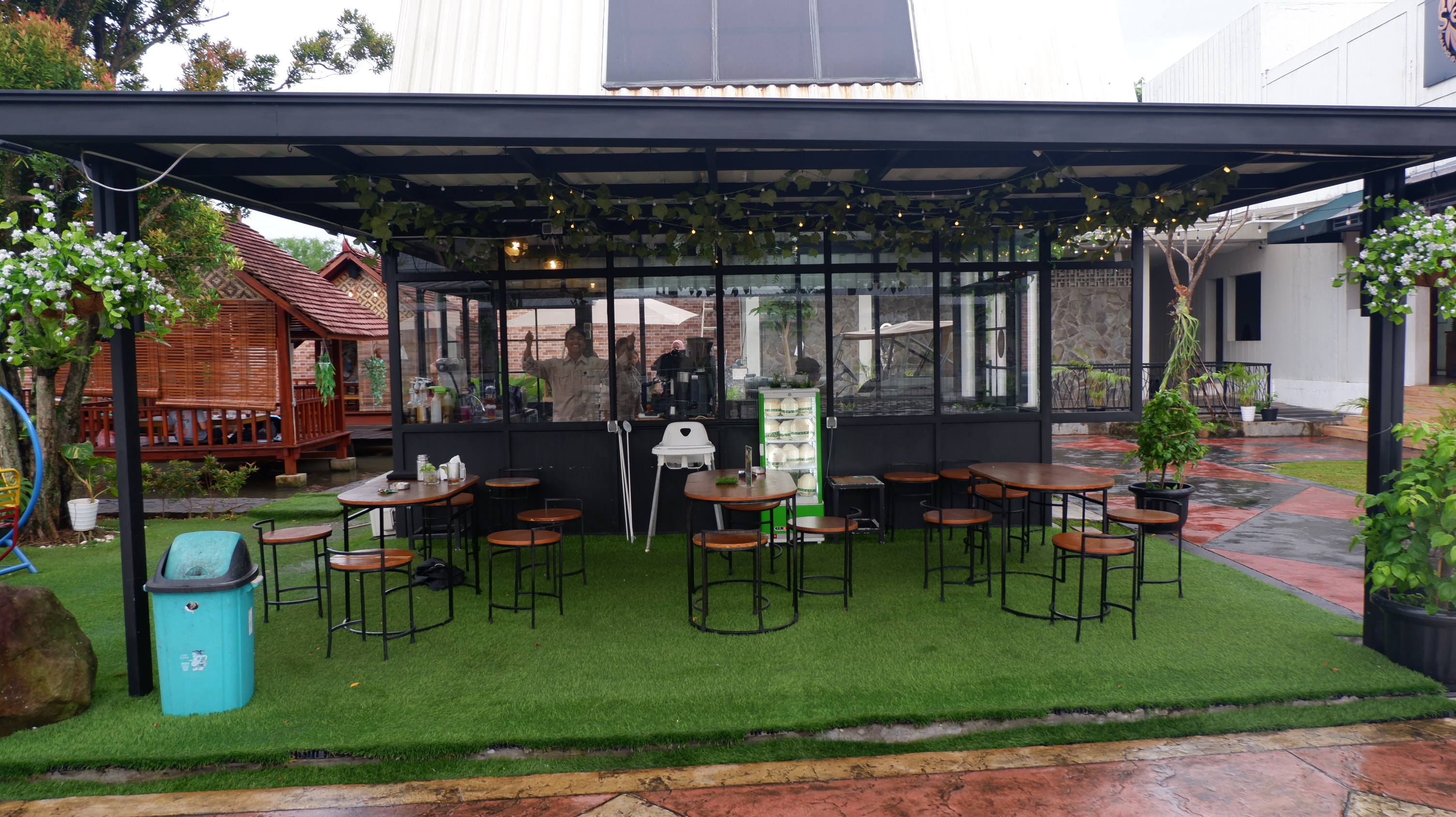 Cafe Sekayu dengan pemandangan kolam Telaga Silet